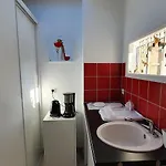Casa de hóspedes A La Topaze #gite Calme #3 Pers #piscine Privee #cholet #wifi Debit #preau #cholet #parc Japonais #puy Du F Ou 3*